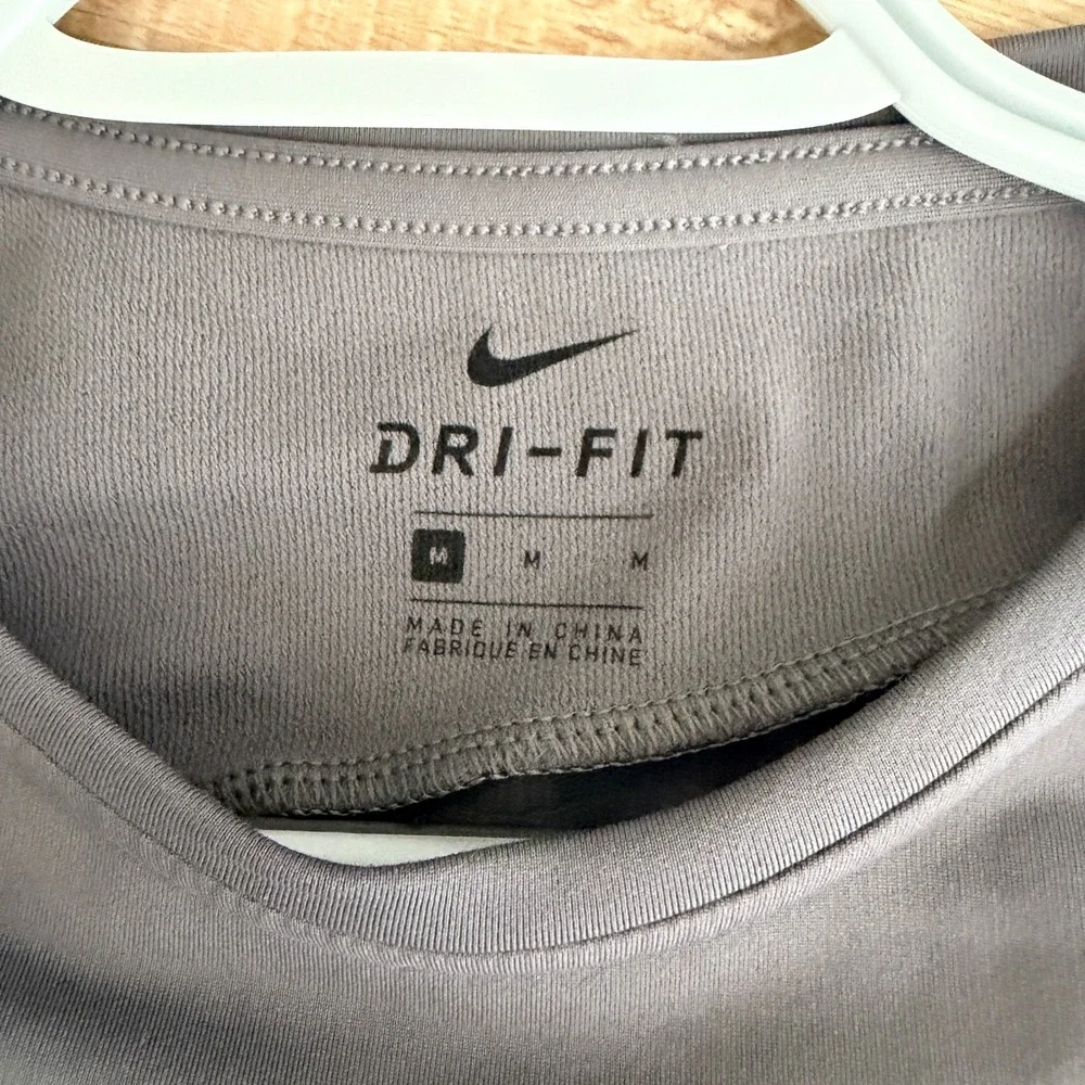 Nike Dri-FIT‎ Training Shirt Mens M Gray Waffle Knit Long Sleeve Kangaroo Pocket